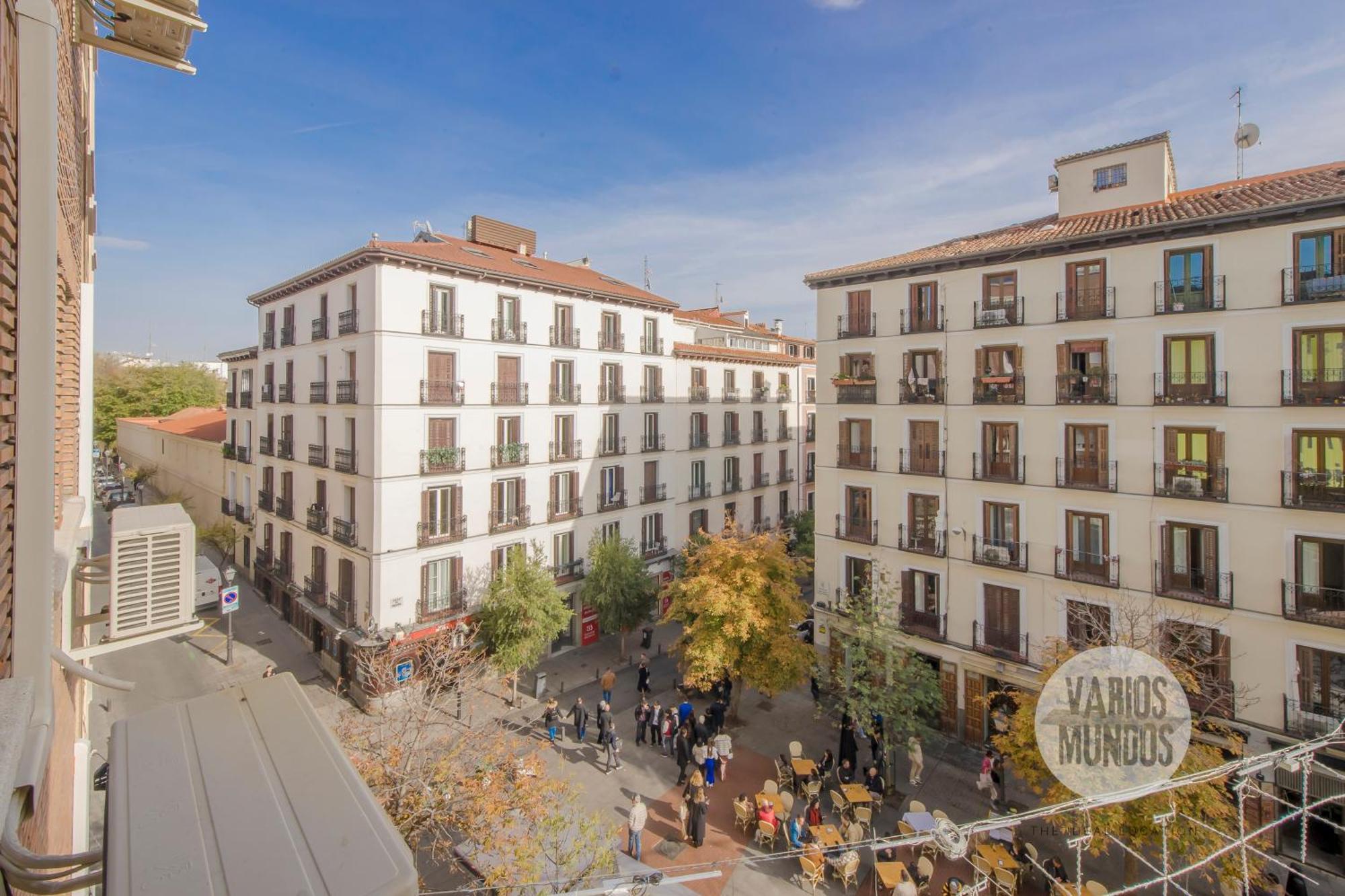 Sutil Elegancia Para 3, En Plaza De Chueca Madrid Luaran gambar